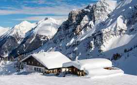 Mittags eine kleine Pause auf der Hütte - Foto: Helmuth Rier